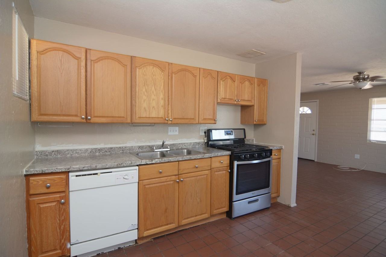 6809 S Craycroft Rd - Photo 5 of 12