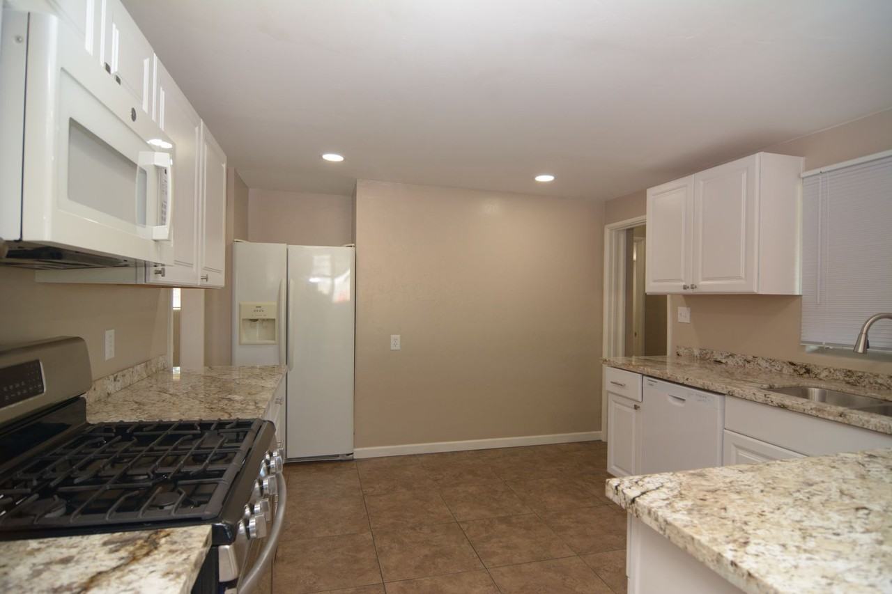 802 E Seneca St - Photo 6 of 20
