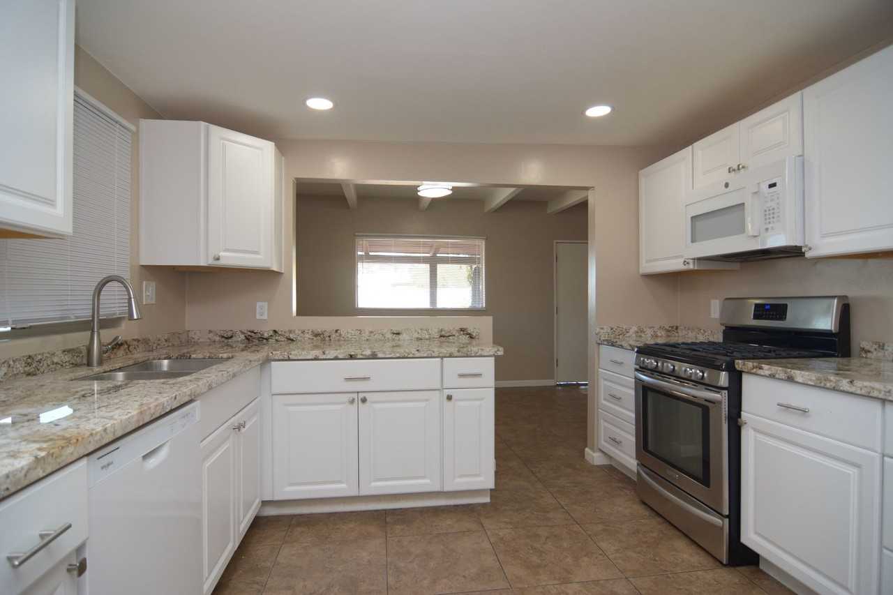 802 E Seneca St - Photo 7 of 20