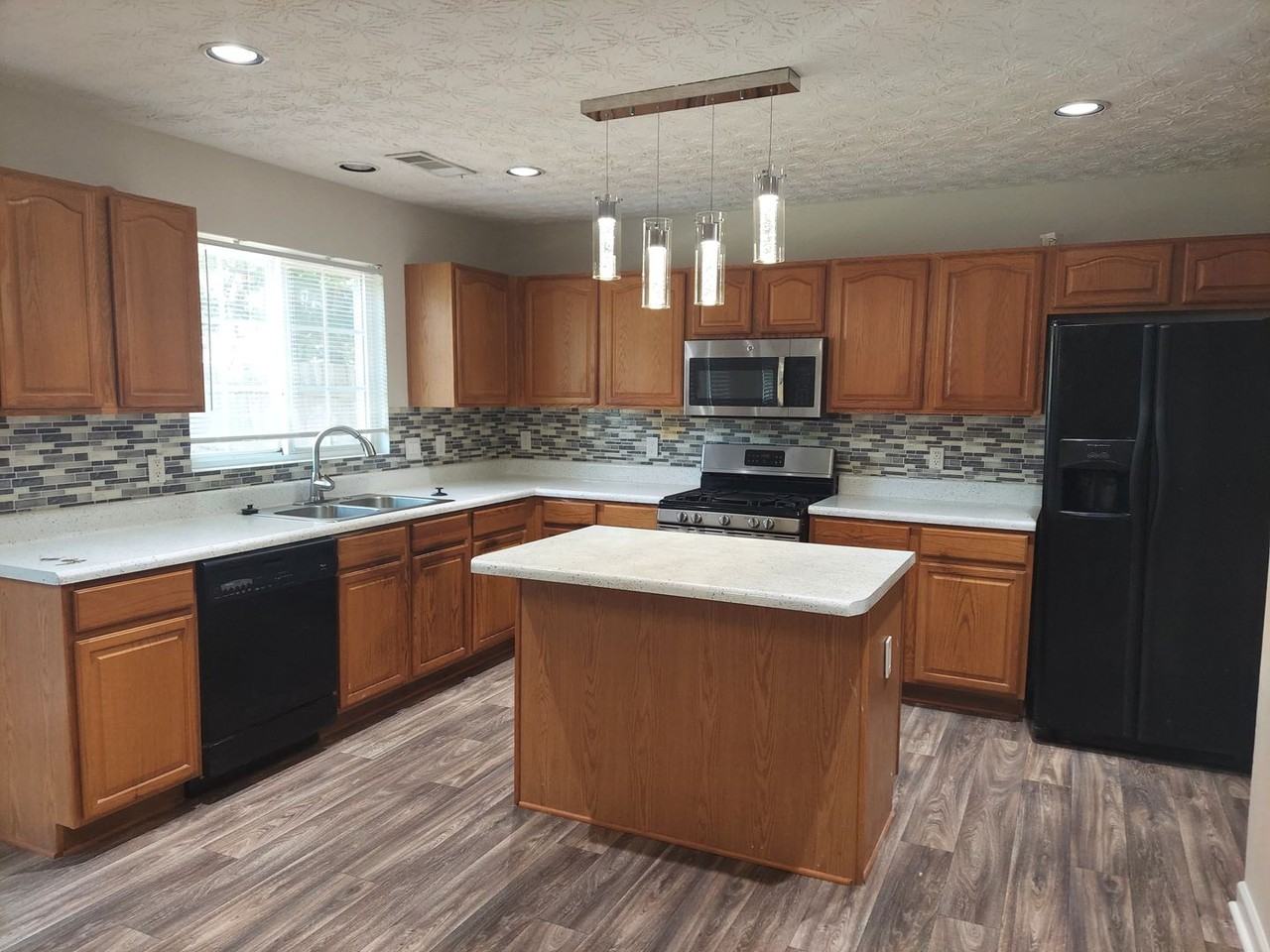 1190 Andrews Dr - Photo 2 of 20