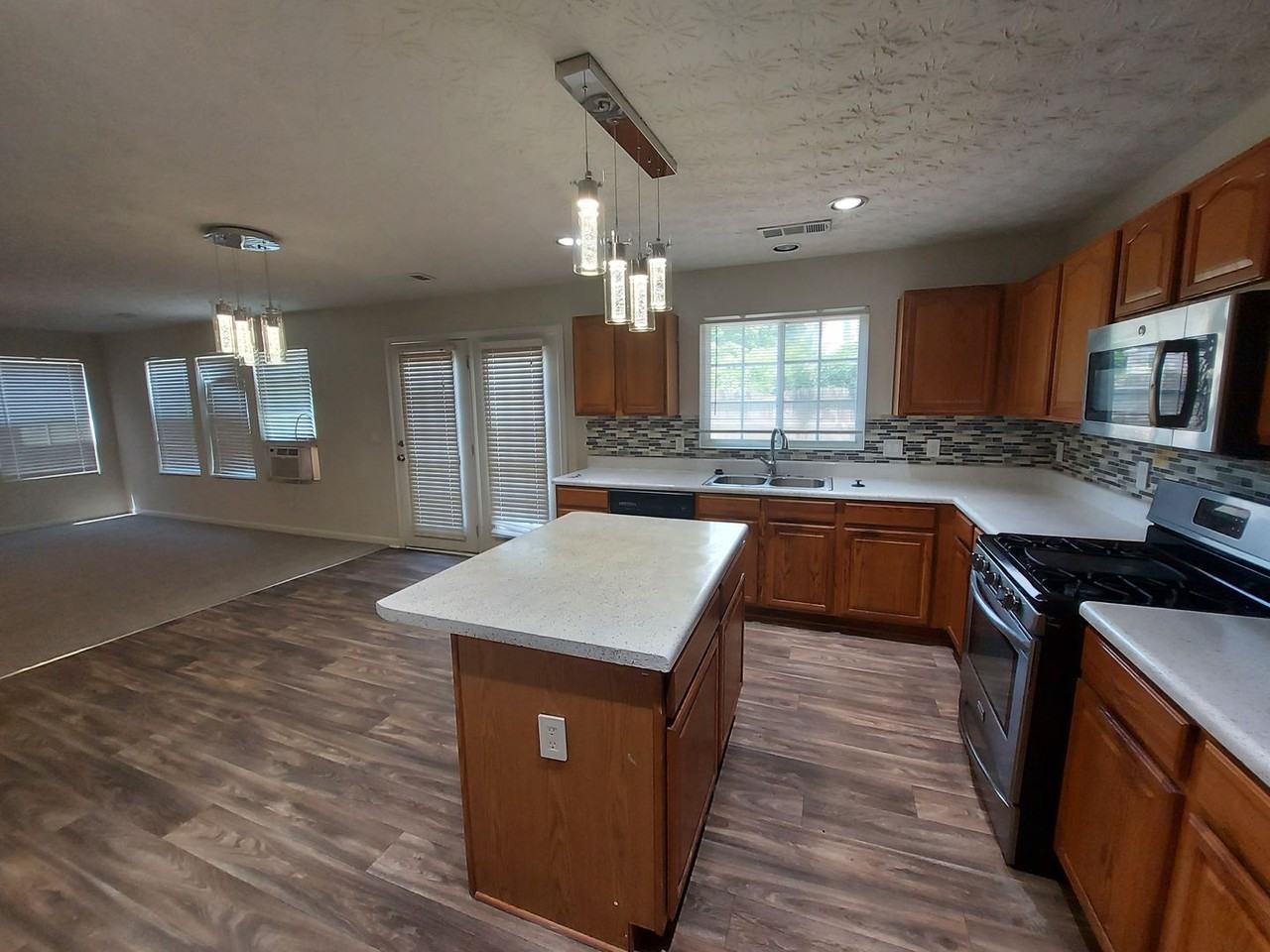 1190 Andrews Dr - Photo 5 of 20