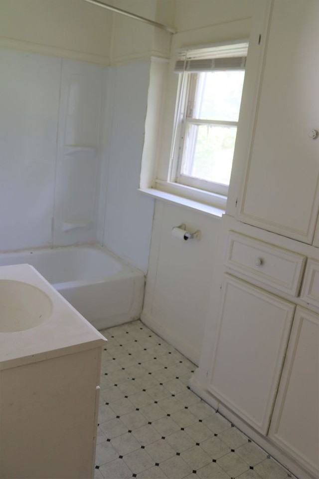 2460 Drexel St - Photo 3 of 17