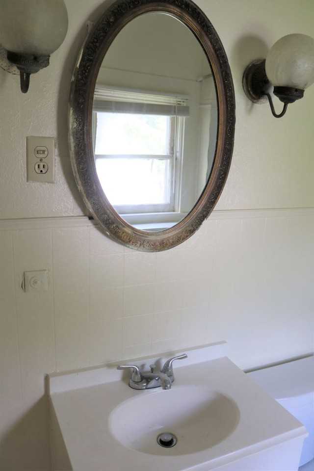 2460 Drexel St - Photo 4 of 17