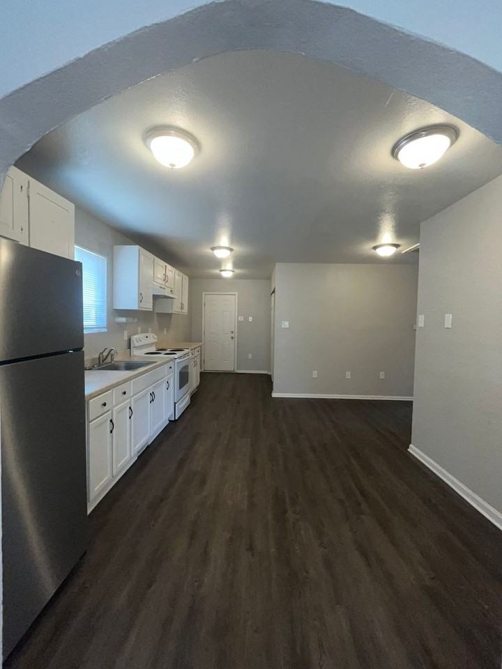 1613 W 18th St - Photo 2 of 21