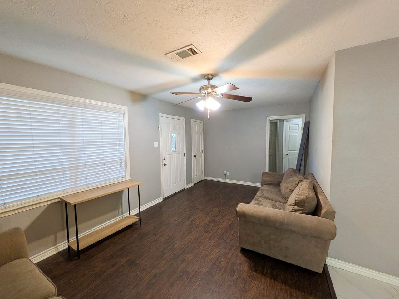 720 S 6th St - Photo 4 of 20