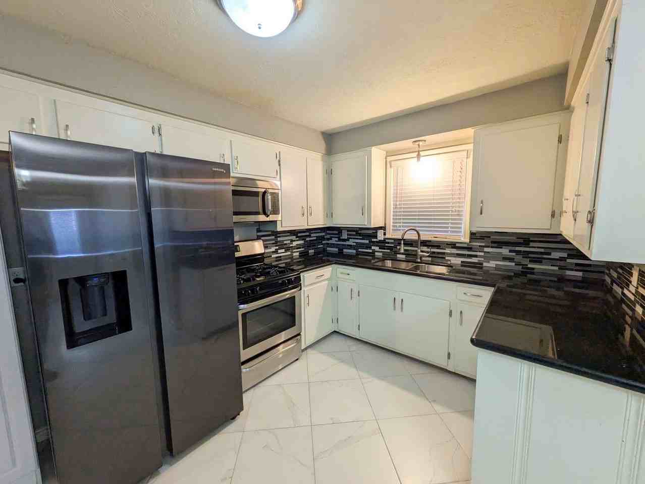 720 S 6th St - Photo 6 of 20