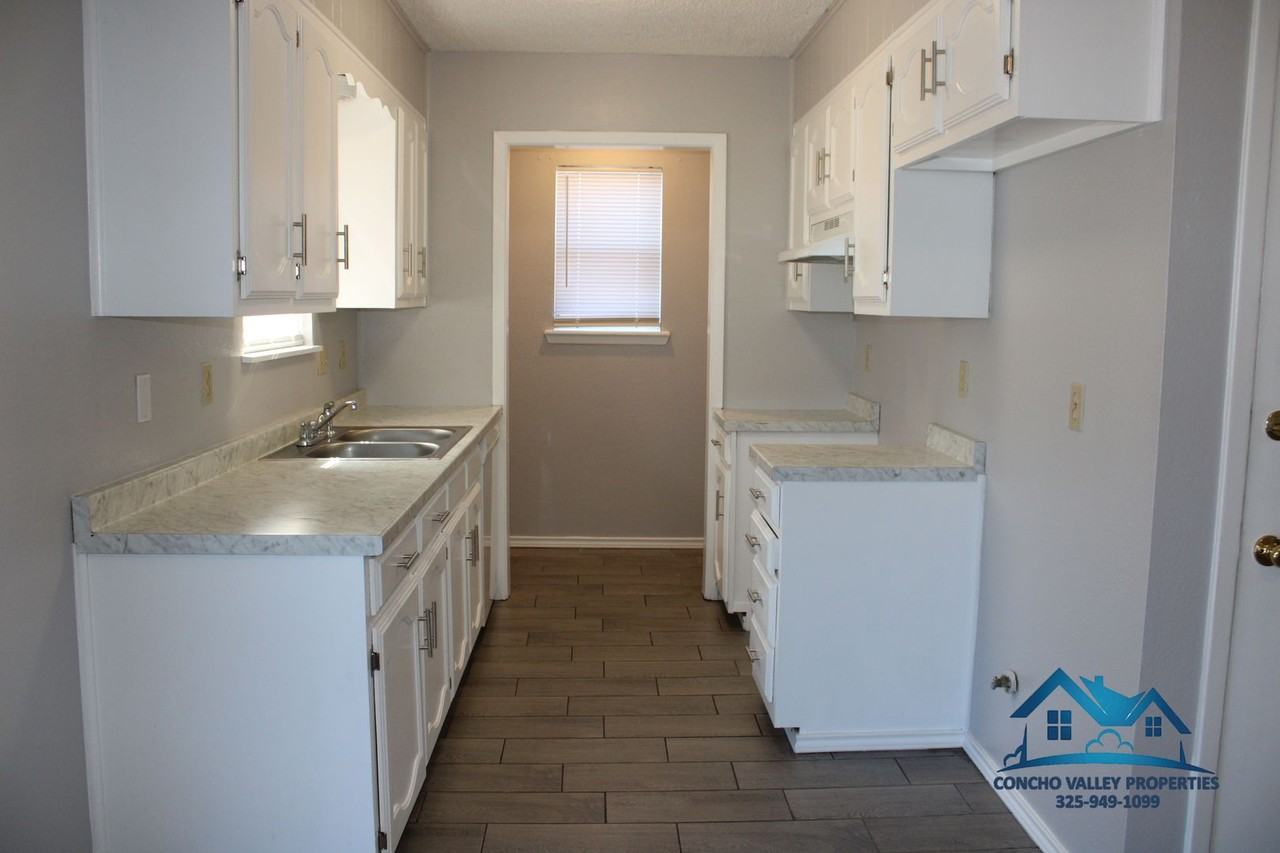 1101 E 44th St - Photo 4 of 15