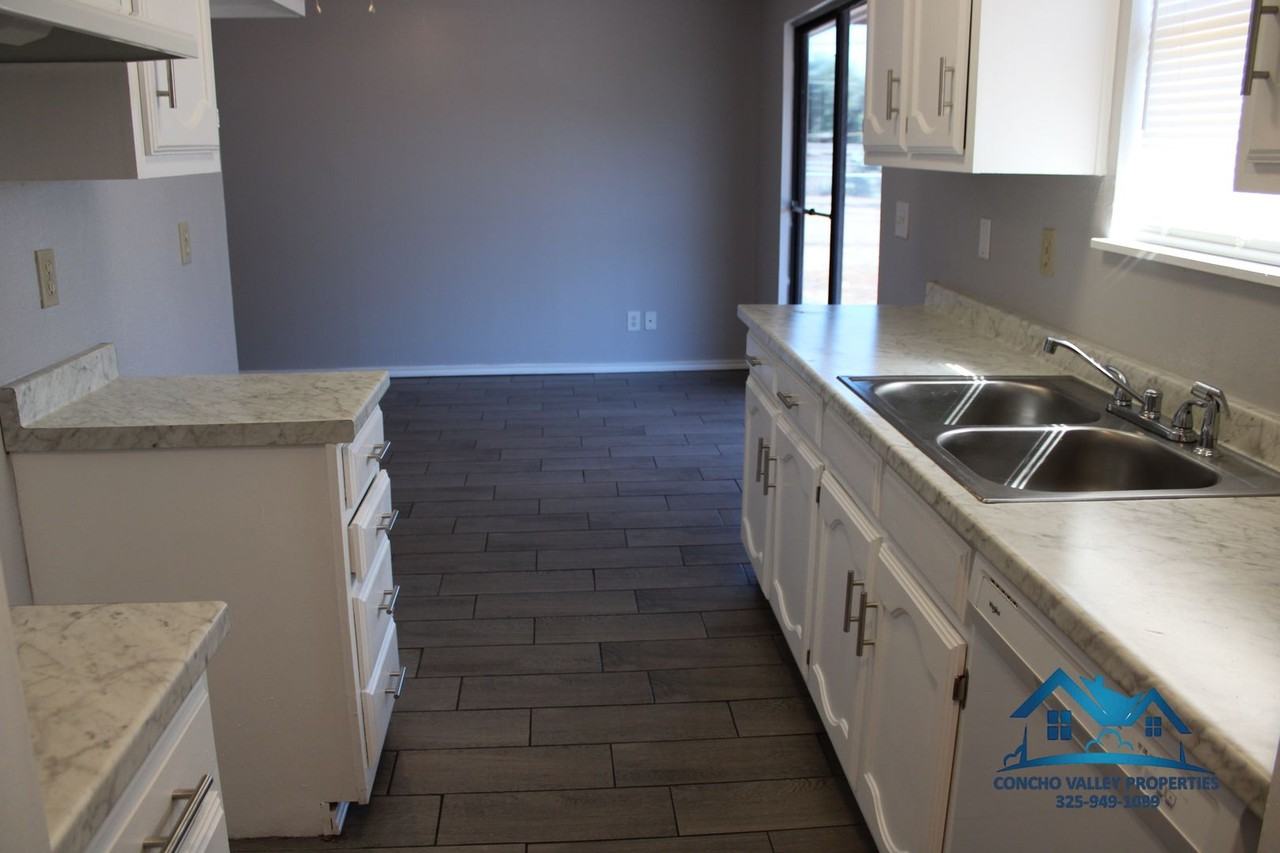 1101 E 44th St - Photo 5 of 15
