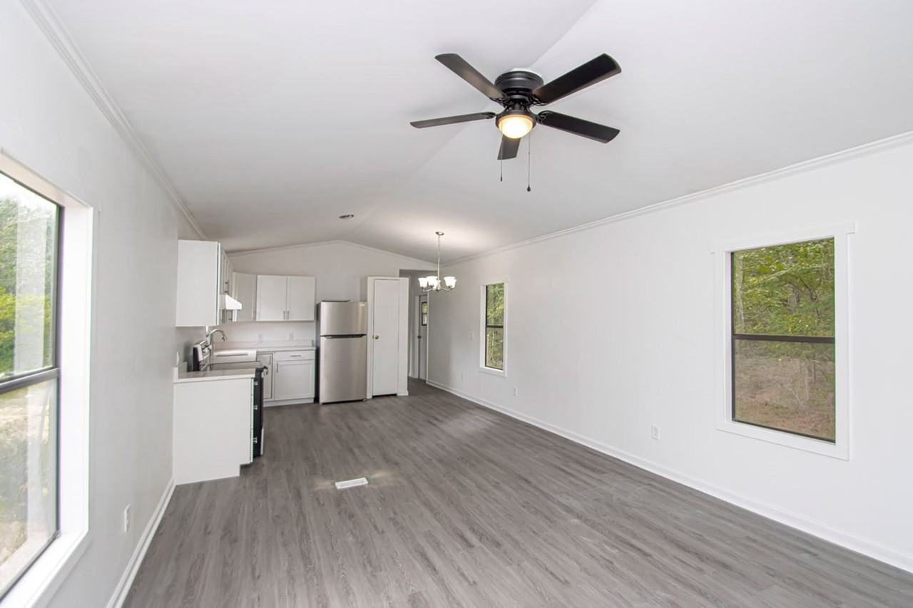 16010 Hammond Rd - Photo 3 of 13