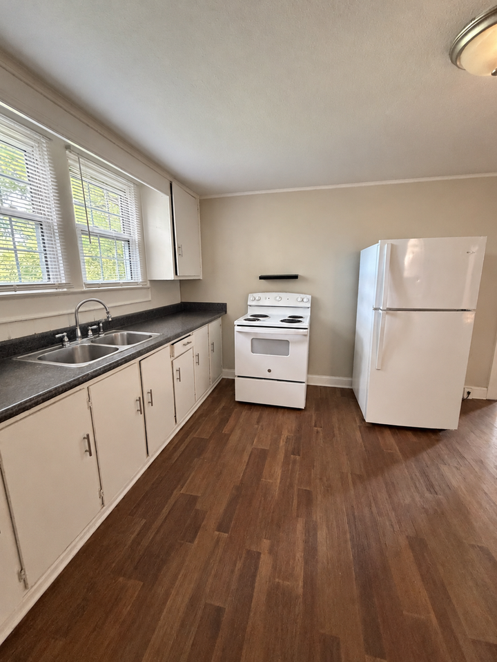 912 N Main St - Photo 7 of 18