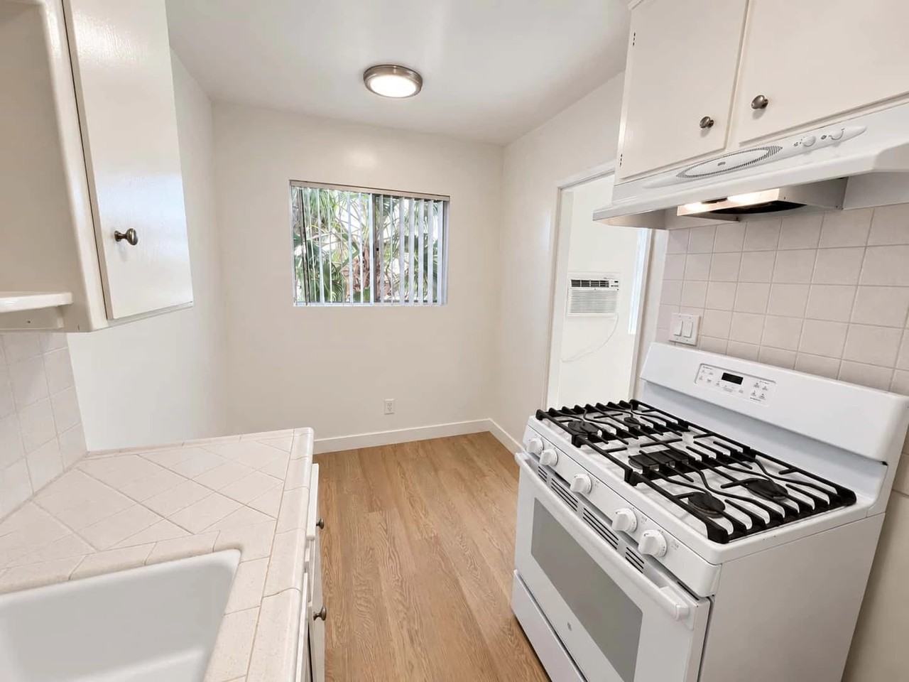 1330 N Gardner St - Photo 6 of 50