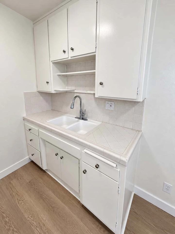 1330 N Gardner St - Photo 7 of 50