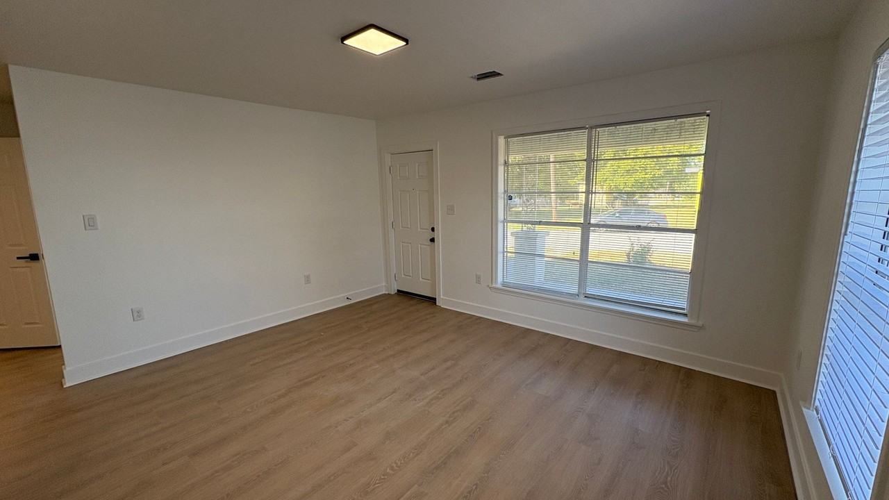 400 E 12th St - Photo 4 of 12