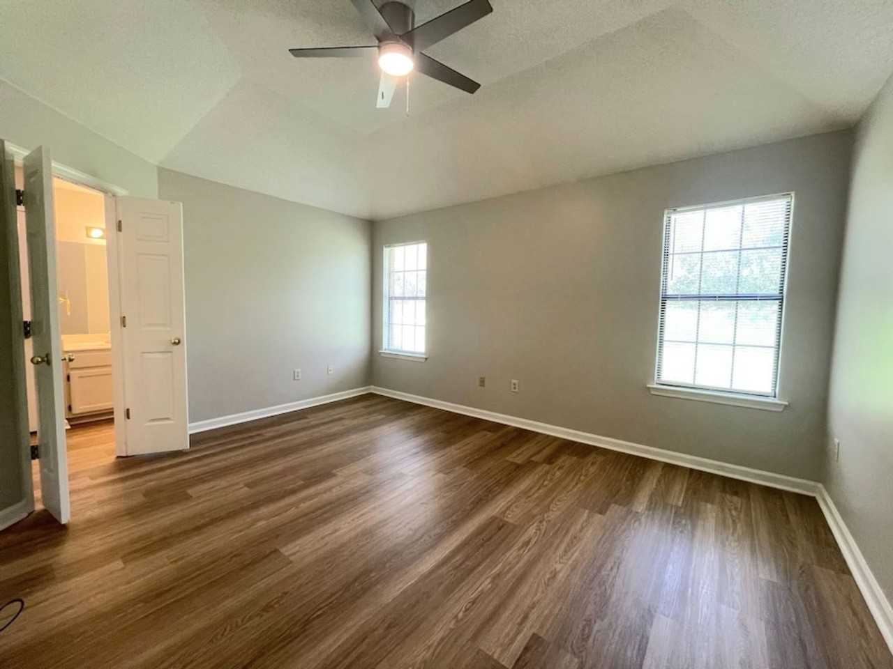 6866 Valerie 6866 - Photo 5 of 11