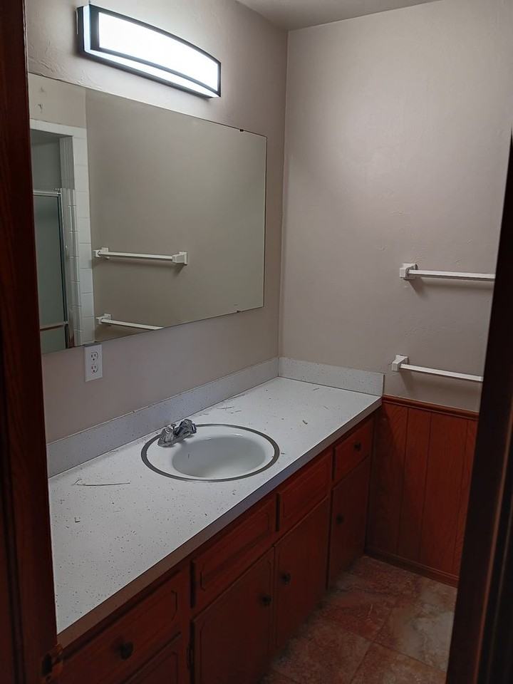 1107 Sw 42nd St - Photo 4 of 10