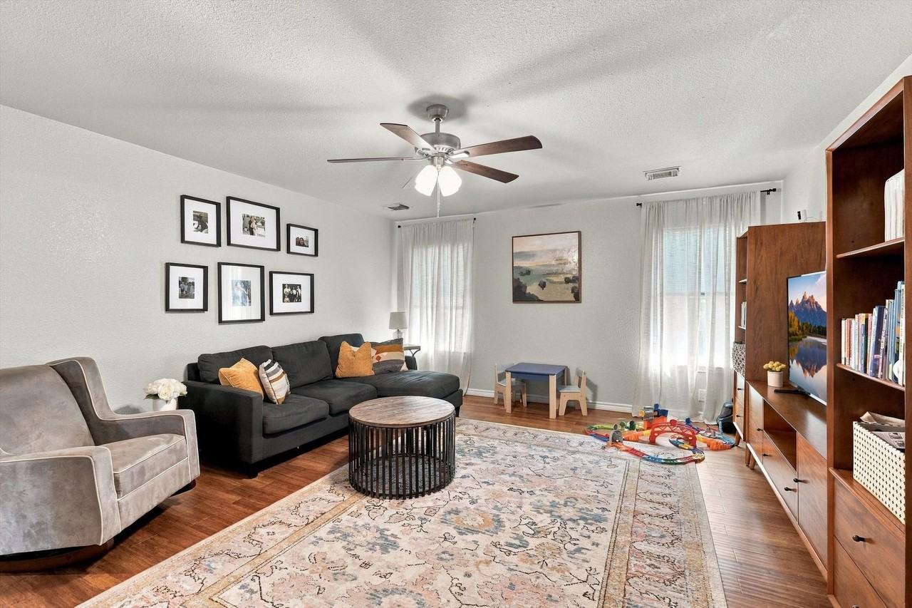 7318 Chenal Pt - Photo 4 of 28