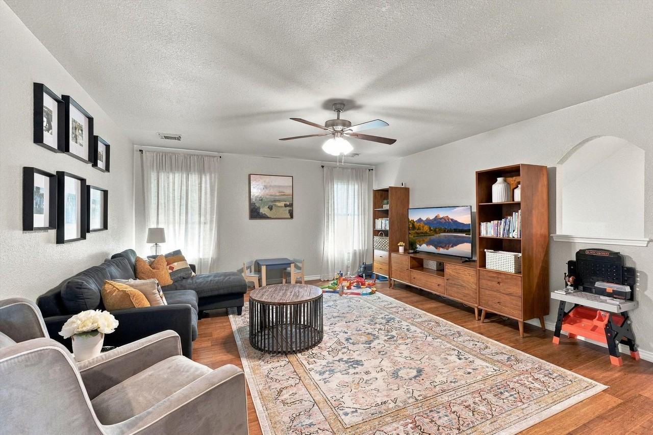 7318 Chenal Pt - Photo 6 of 28