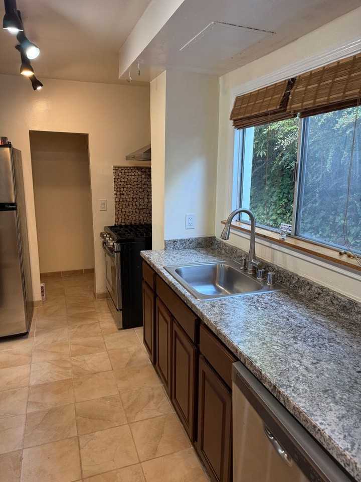 17250 Robey Dr - Photo 7 of 37