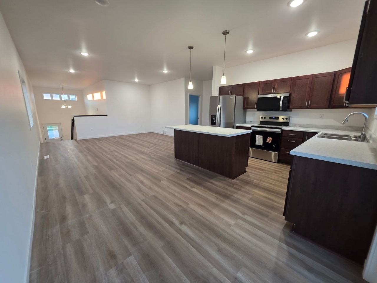 1509 Keystone Cir Ne - Photo 2 of 17