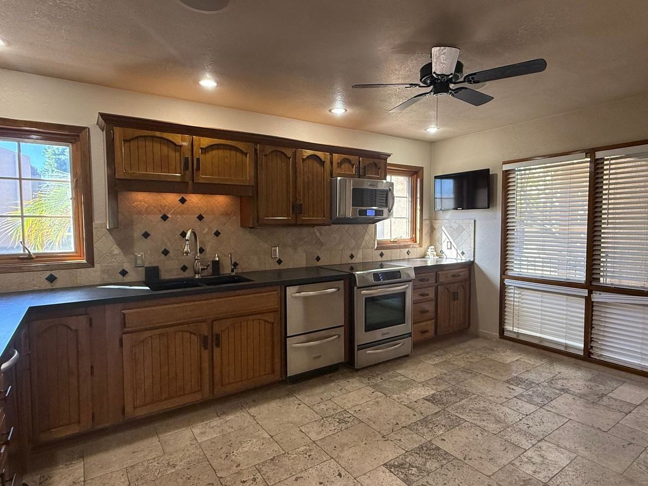 800 E Country Club Dr #14 - Photo 5 of 28