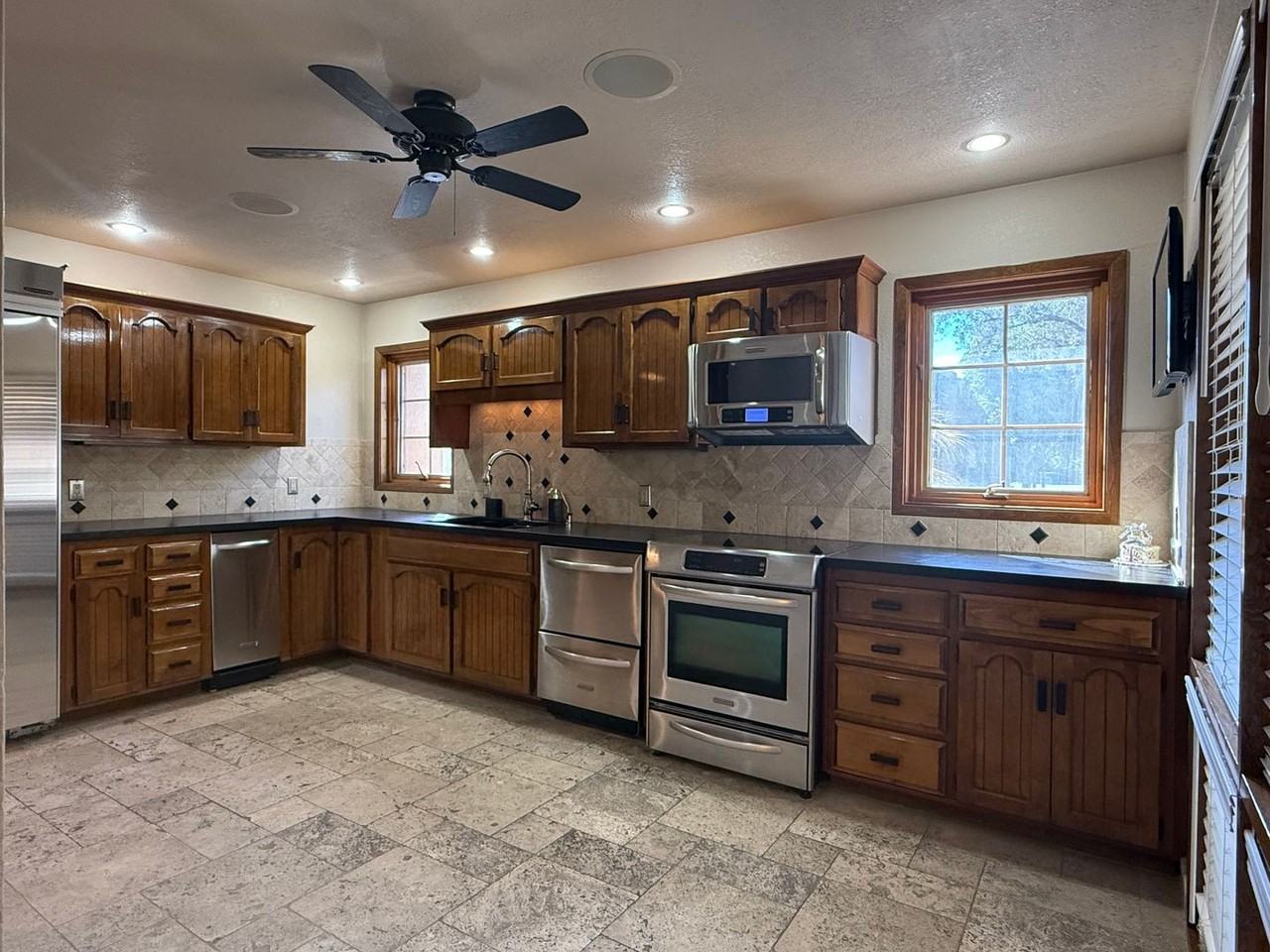 800 E Country Club Dr #14 - Photo 6 of 28