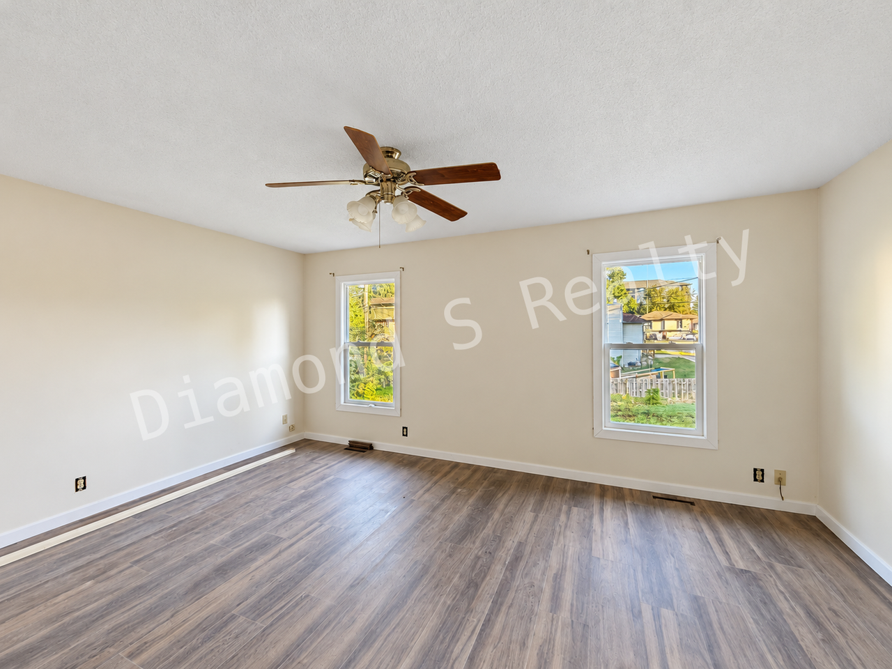 319 E Camino St - Photo 2 of 3