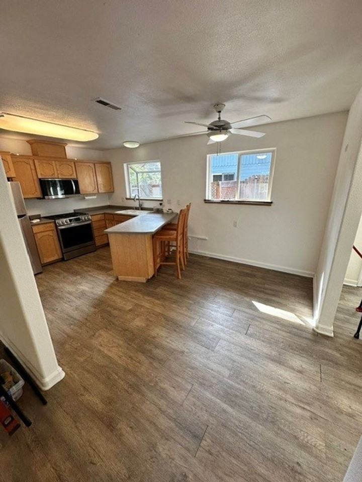 940 Patricia Ln - Photo 6 of 17