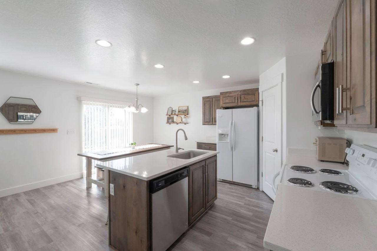 721 S 110 W - Photo 3 of 15