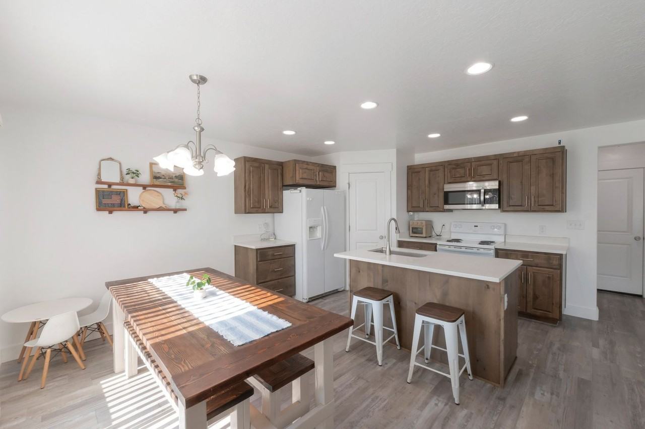 721 S 110 W - Photo 4 of 15