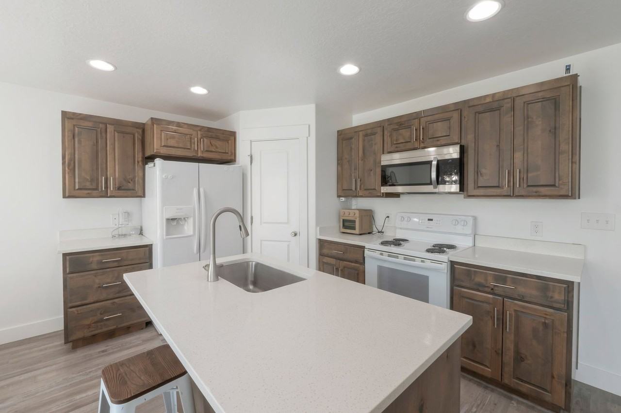 721 S 110 W - Photo 5 of 15