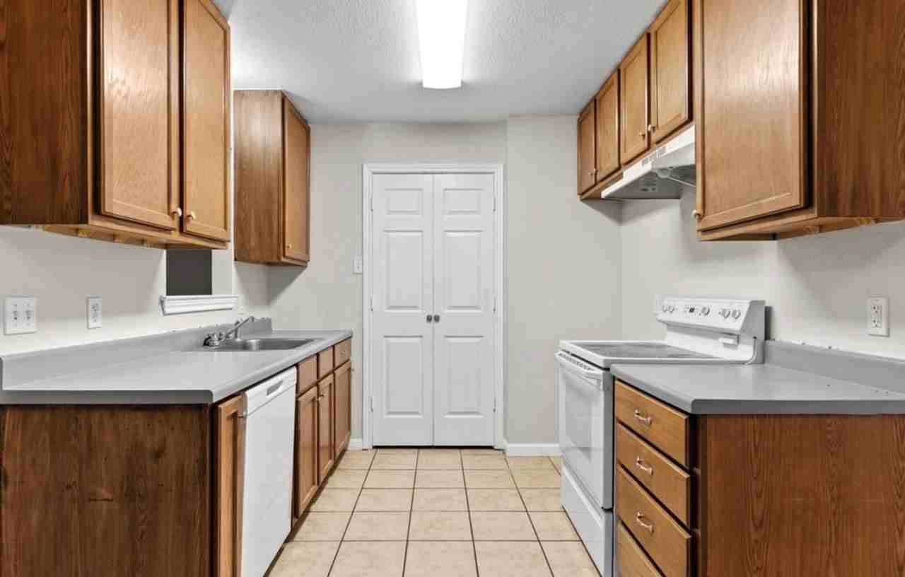 217 E Craven Ave - Photo 5 of 12