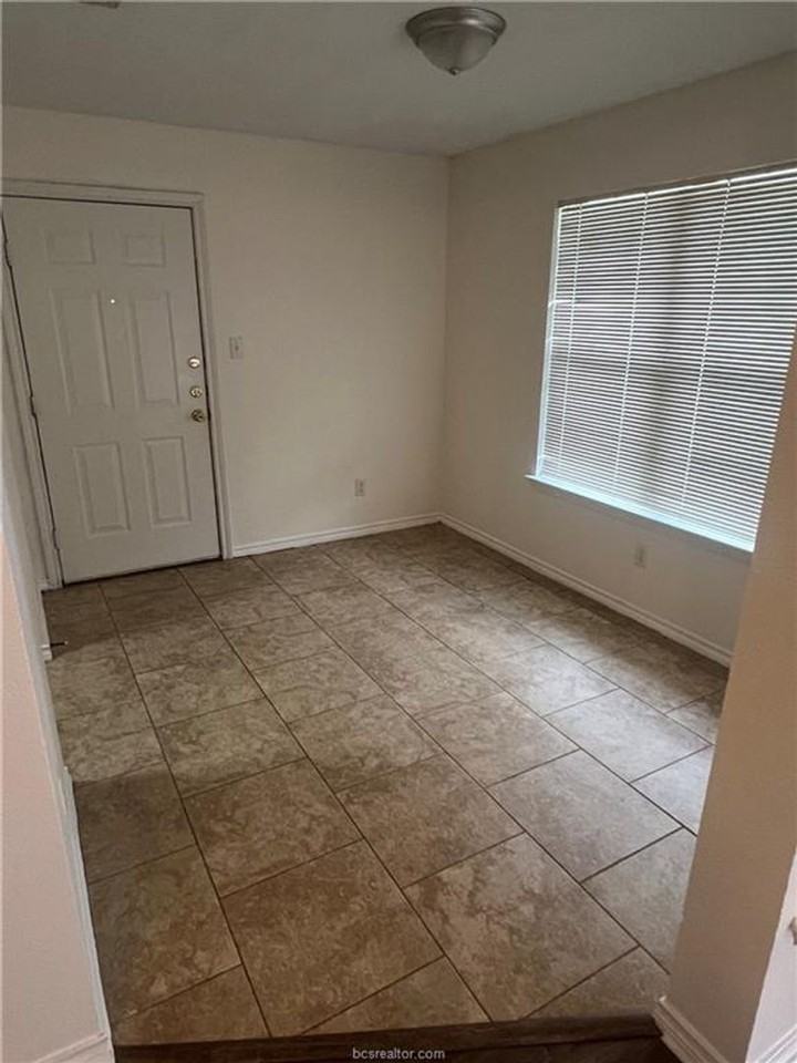 1002 Willow Pond Ct - Photo 4 of 13
