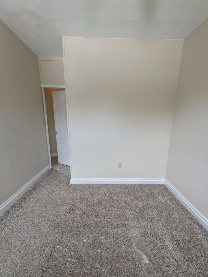 142 W Main St #D - Photo 7 of 7