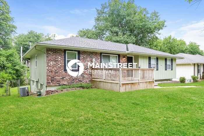 1904 N Plymouth Rd - Photo 2 of 17