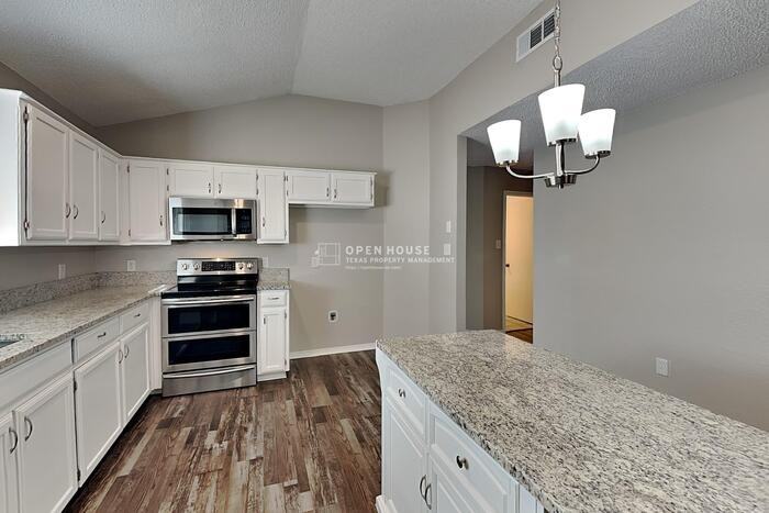 7904 Gardengate Ln - Photo 6 of 20