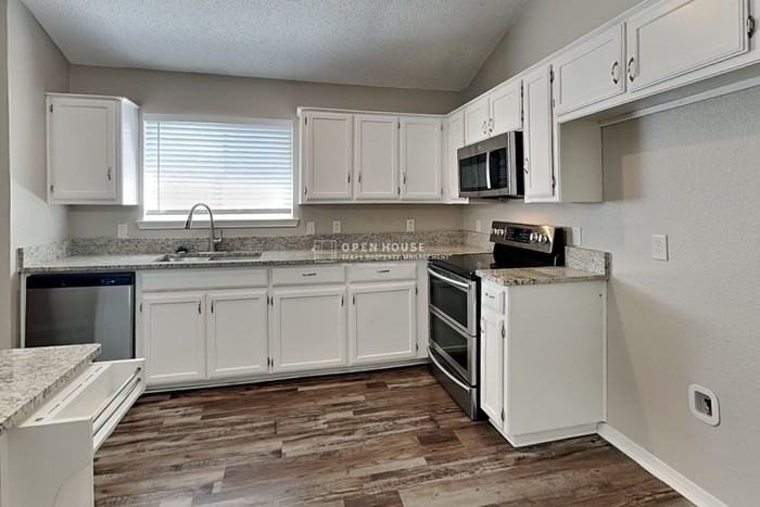 7904 Gardengate Ln - Photo 7 of 20
