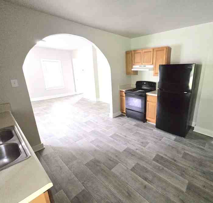 332 Marion Ave - Photo 4 of 17
