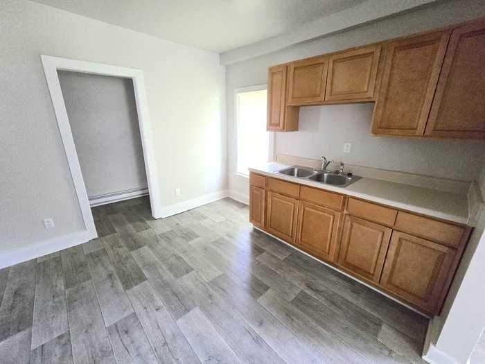 332 Marion Ave - Photo 5 of 17