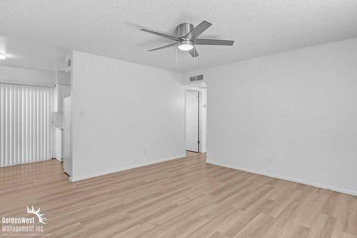 2209 W Belmont Ave - Photo 6 of 16