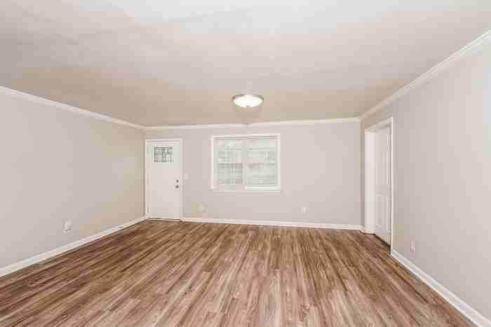 204 Ashley Dr - Photo 3 of 11