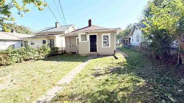 742 N Bradley Ave - Photo 2 of 17
