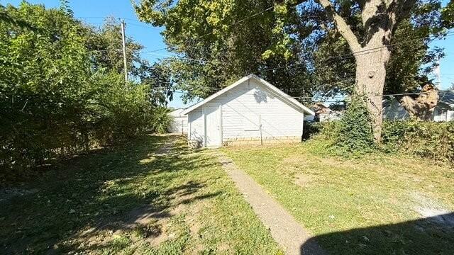 742 N Bradley Ave - Photo 3 of 17