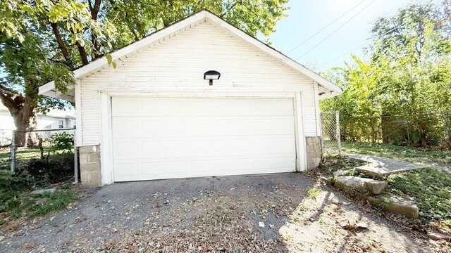 742 N Bradley Ave - Photo 4 of 17