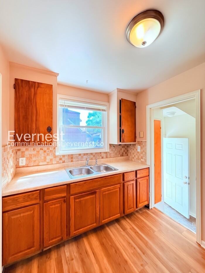 16440 Collingham Dr - Photo 5 of 25