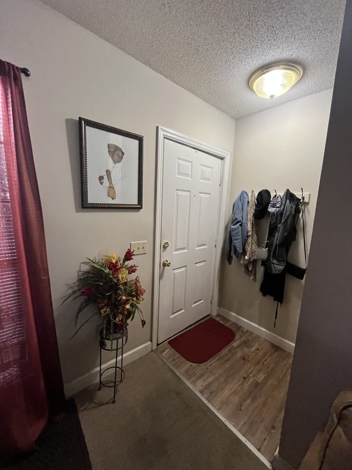 506 S College St #B - Photo 5 of 9
