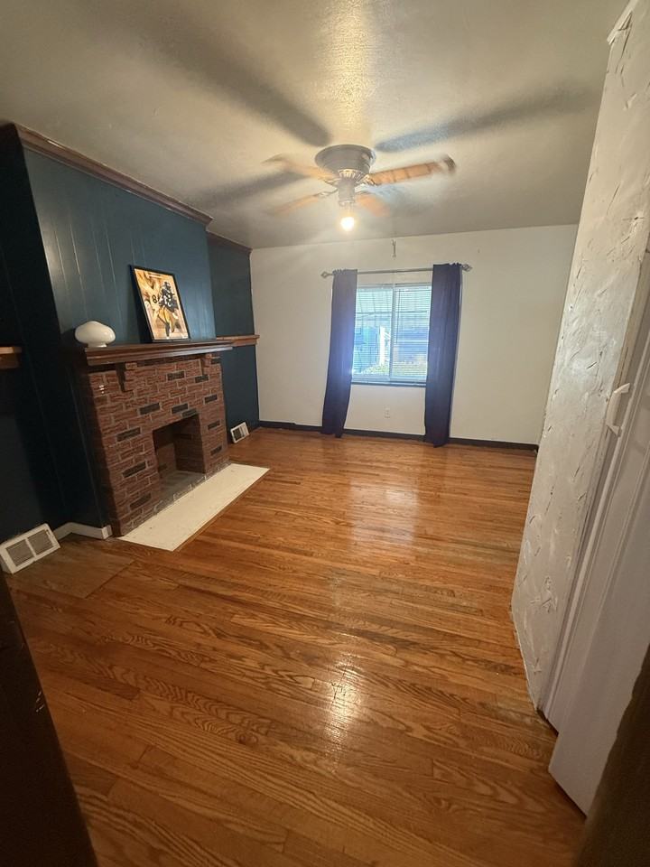 1128 Greenfield Ave #1 - Photo 3 of 7