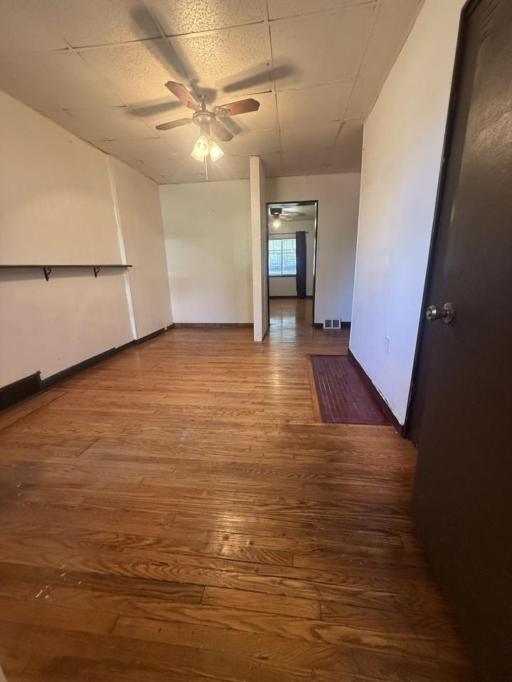 1128 Greenfield Ave #1 - Photo 5 of 7