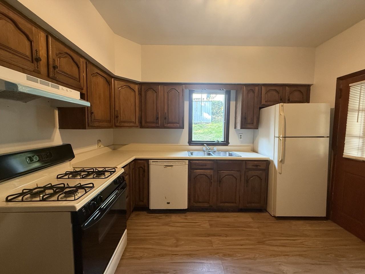 837 Greenfield Ave #NA - Photo 4 of 13