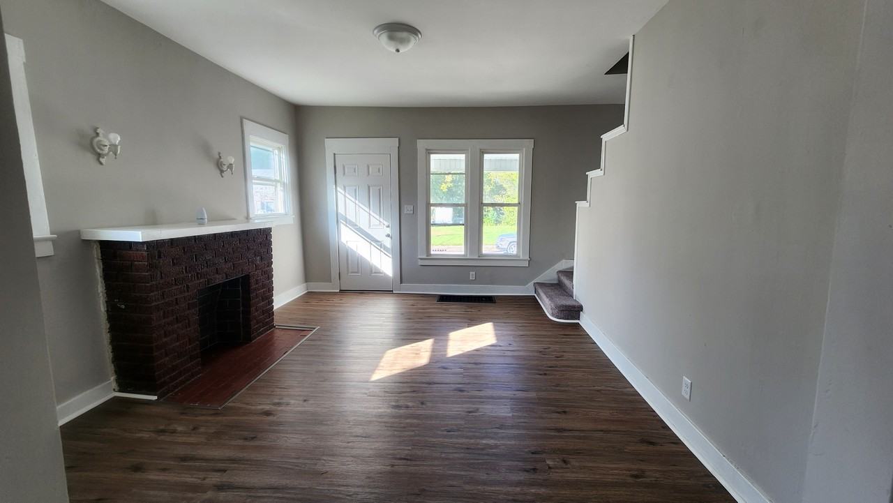 213 Washington St - Photo 2 of 8