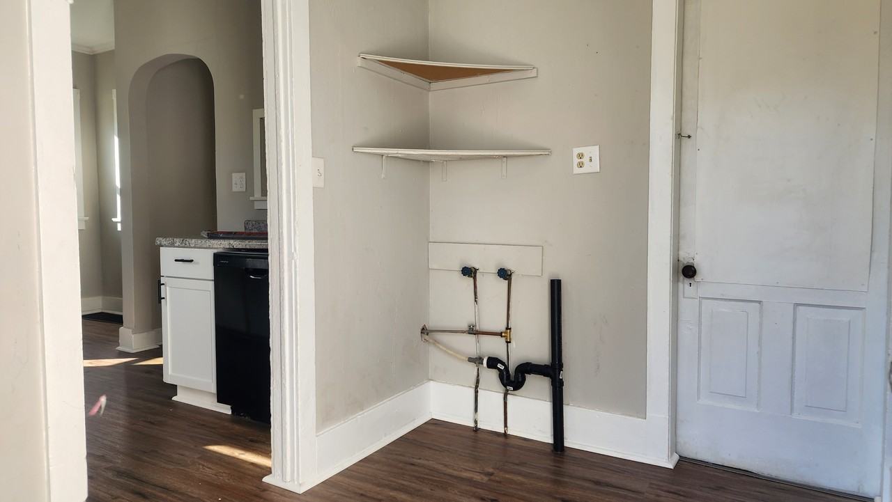 213 Washington St - Photo 5 of 8